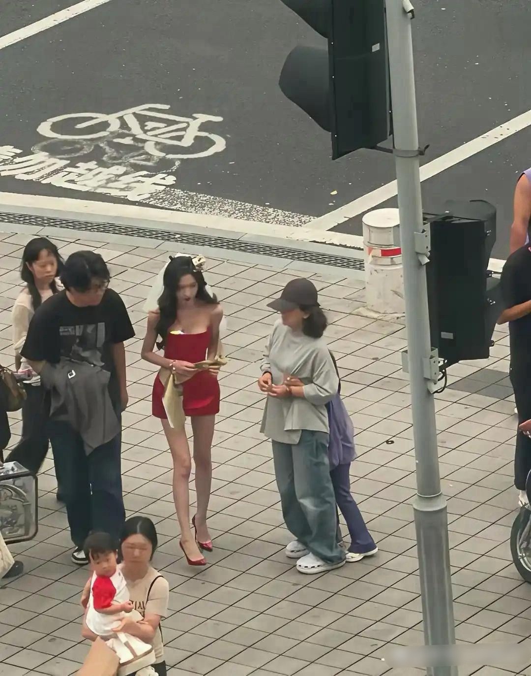 是有瘦到这种程度，上镜才刚刚好 