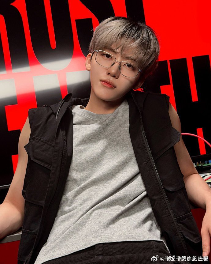 罗渽民好权威的一张脸罗渽民往那一站就是权威本人！黑客预告几秒就把我拿捏，小眼镜一