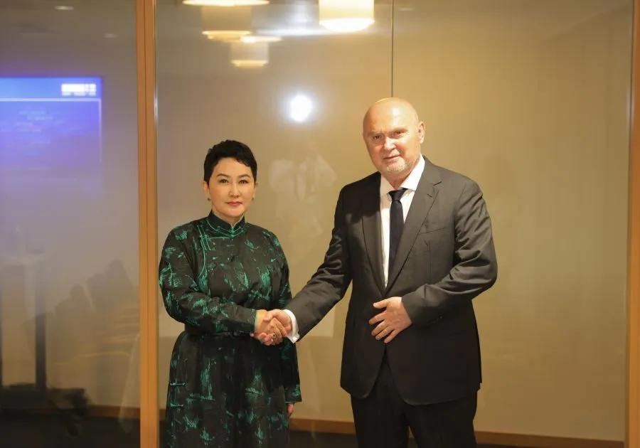 蒙古国外交部长巴特策策格多少有点执迷不悟了，要坚定不移的贯彻第三邻国外交，据报道