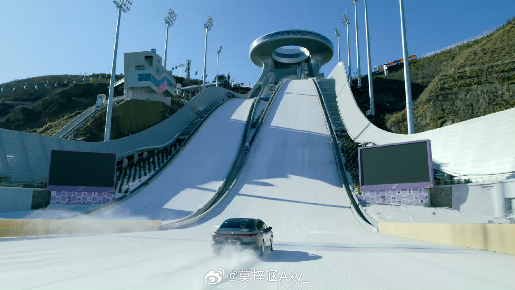 昊铂A800创史上最高最长雪地跳台极限爬坡纪录昊铂A800今日成功挑战国家跳台滑