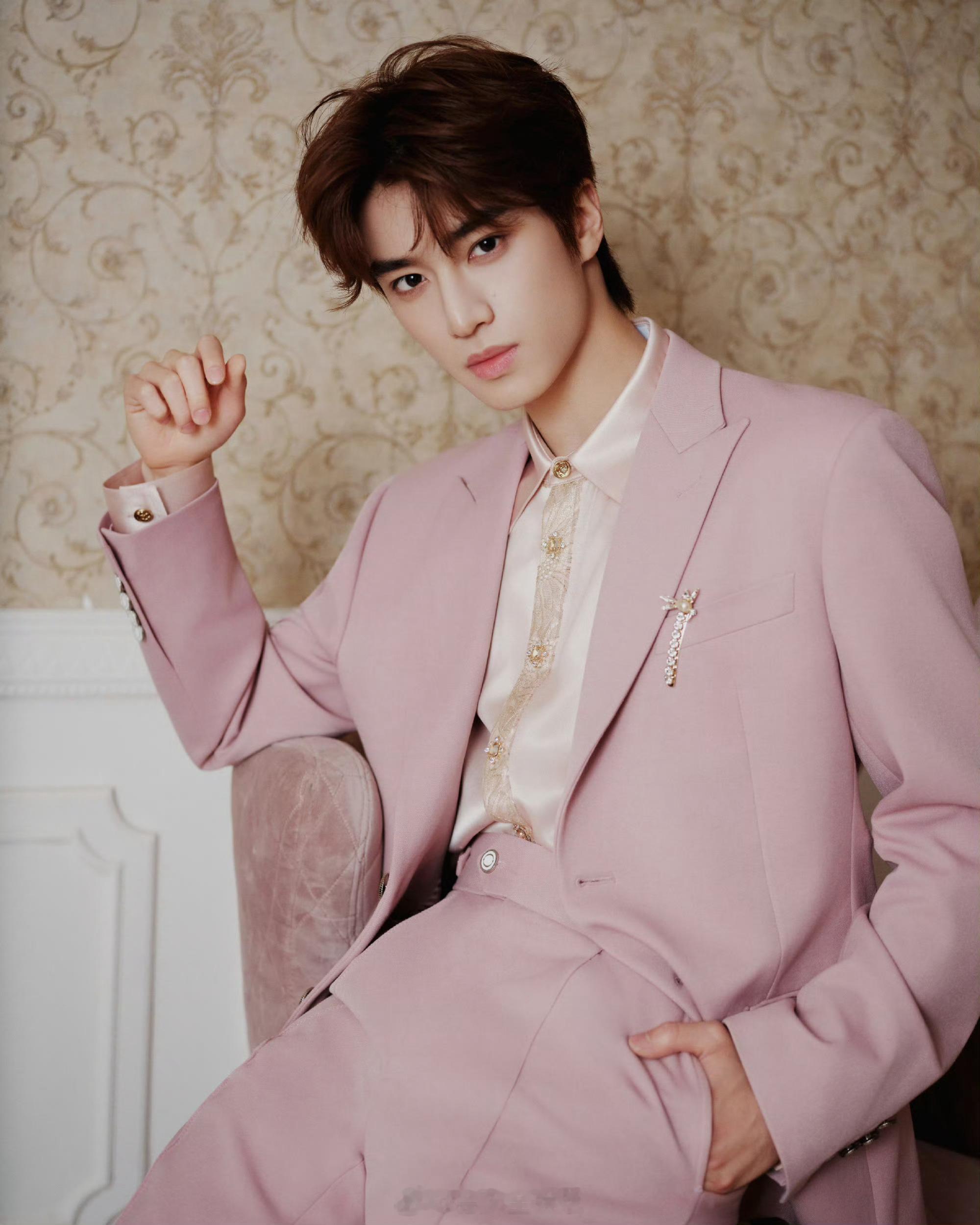 好帅呀张康乐粉色西装造型张康乐卷发粉色西装造型