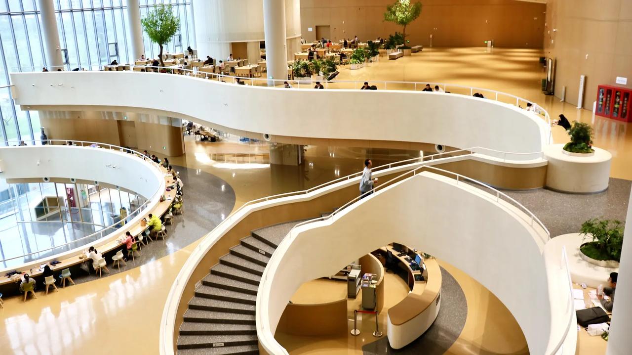 我们都在风尘仆仆的人生旅途上行进，有人把时光倾注于书卷，便收获了满腹的通透。千万