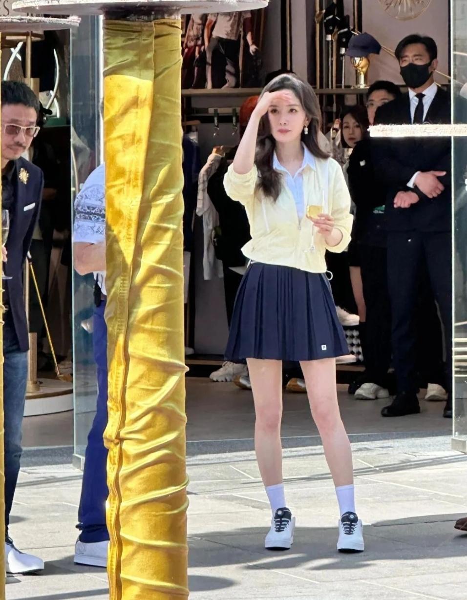 很多人在问
图里的这个美女是谁
这不是杨幂吗？明知故问
没错啊，就是杨幂
有人说