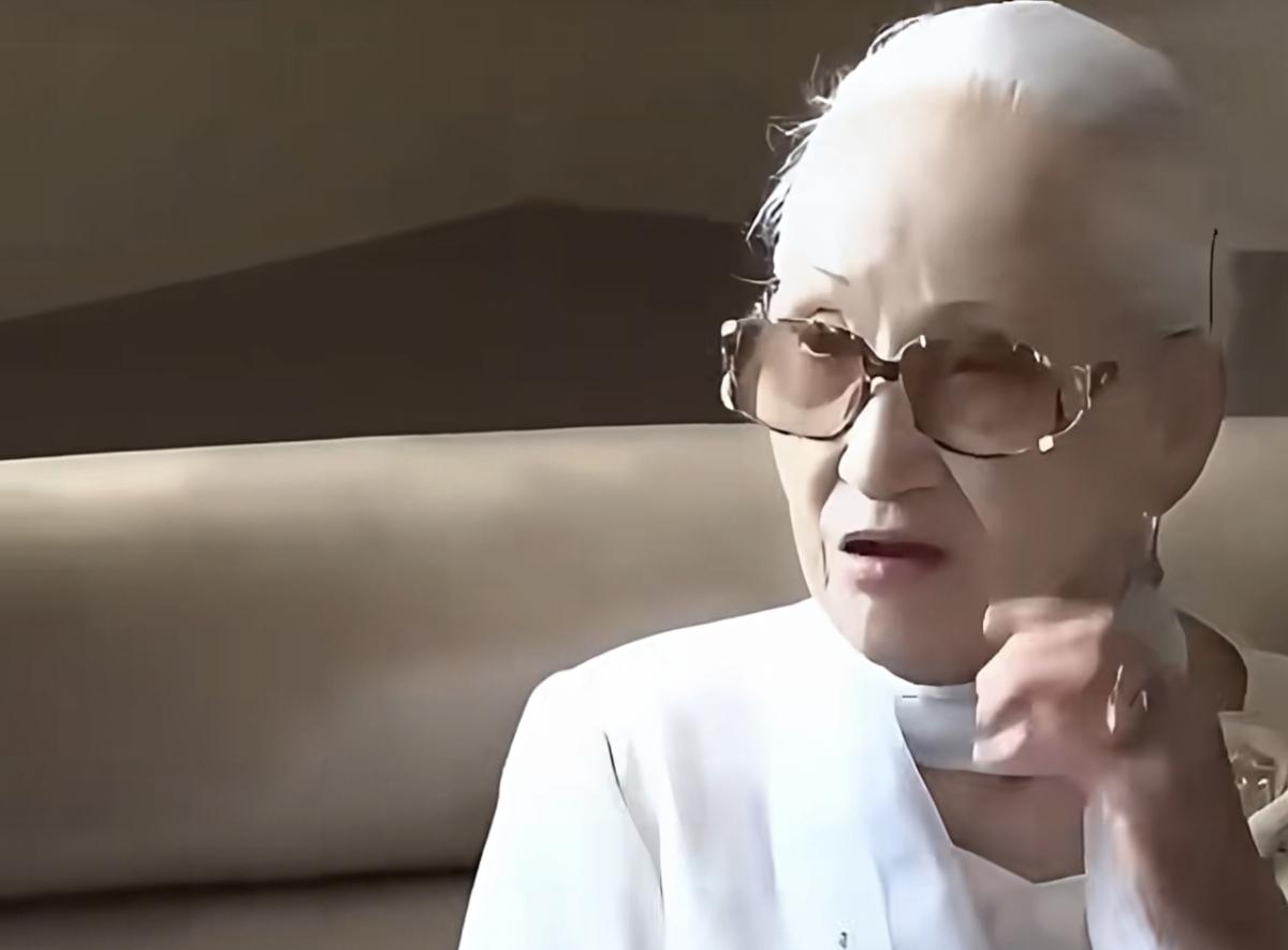 日本人真的是活到老干到老。这位97岁打扮精致的老奶奶竟然还经营着一家西餐店，她天
