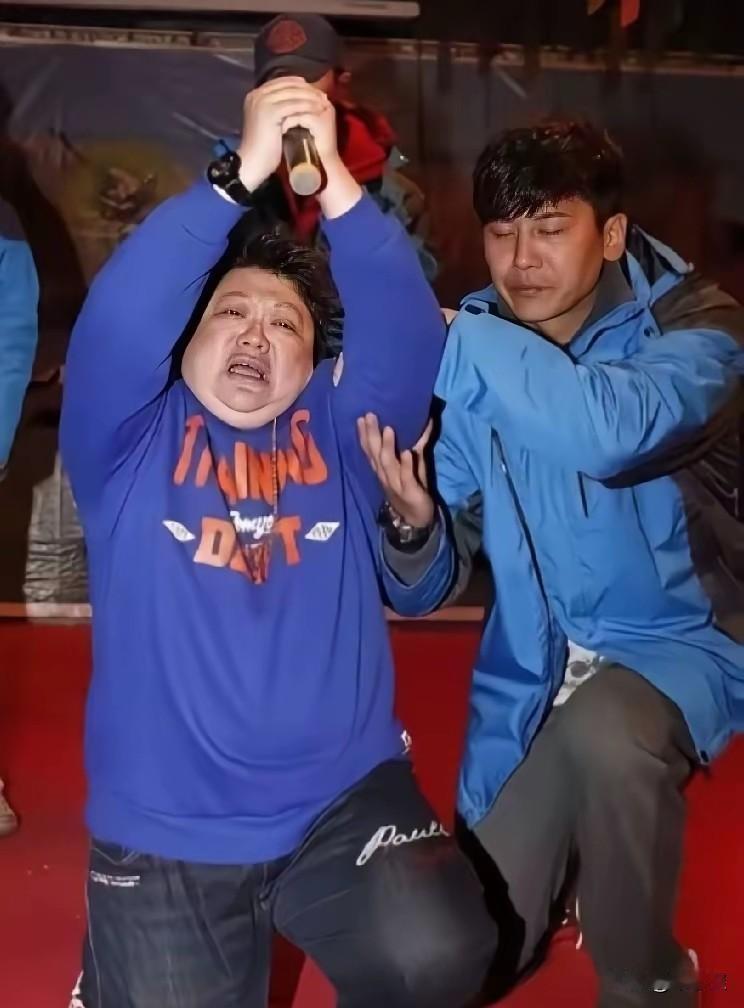 网友说：坚决支持韩红老师退出公益行业！退出娱乐圈！安安心心去哈佛读书，省得受窝囊