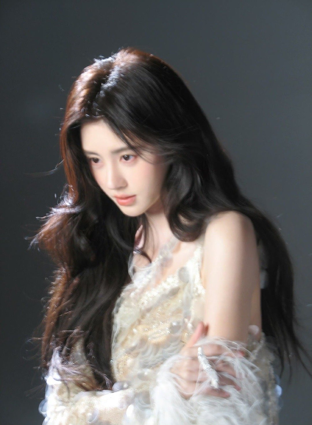 #鞠婧祎惬意松弛# 鞠婧祎时尚表现力收放自如，惬意松弛，每一套造型都被完美拿捏，
