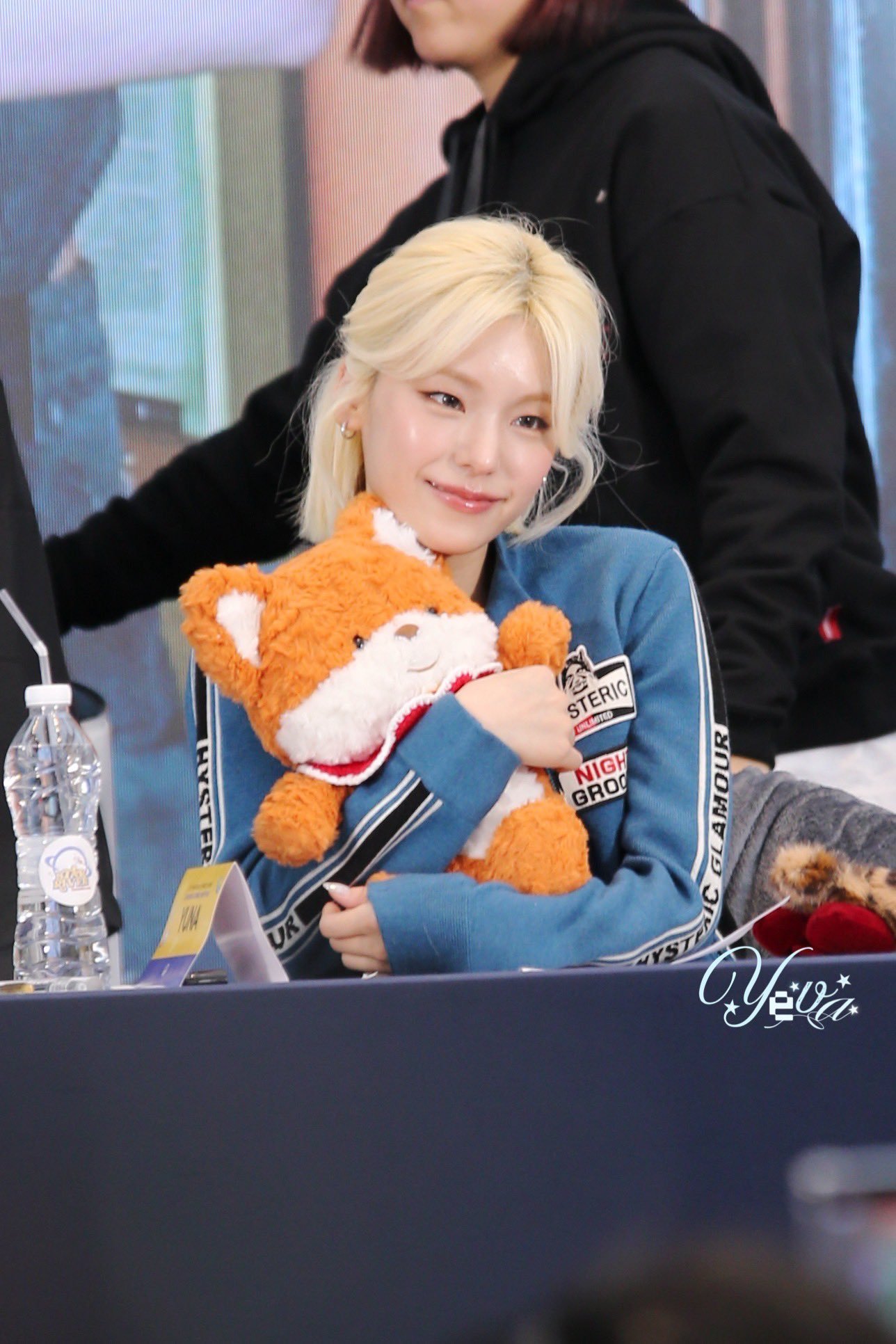 itzy今天的上海签售出图🎊黄礼志 申有娜 申留真 Lia 李彩领 