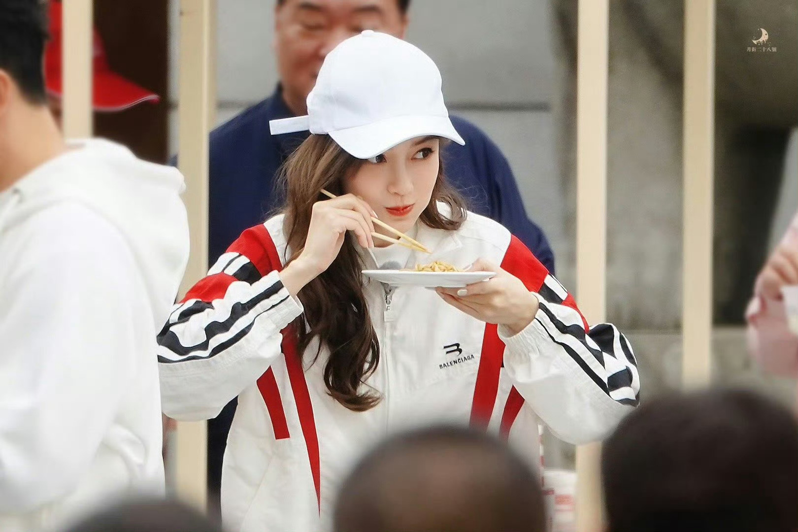 Angelababy14岁中华娘造型angelababy 沉浸式体验吃美食