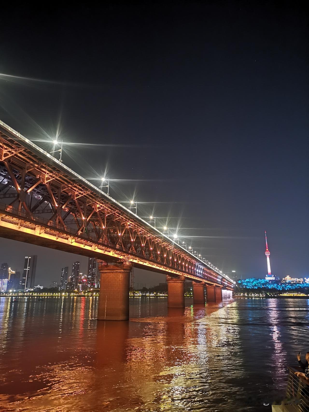 行游武汉•武汉长江大桥

到武汉旅游，首推的景点非武汉长江大桥莫属。

武汉长江