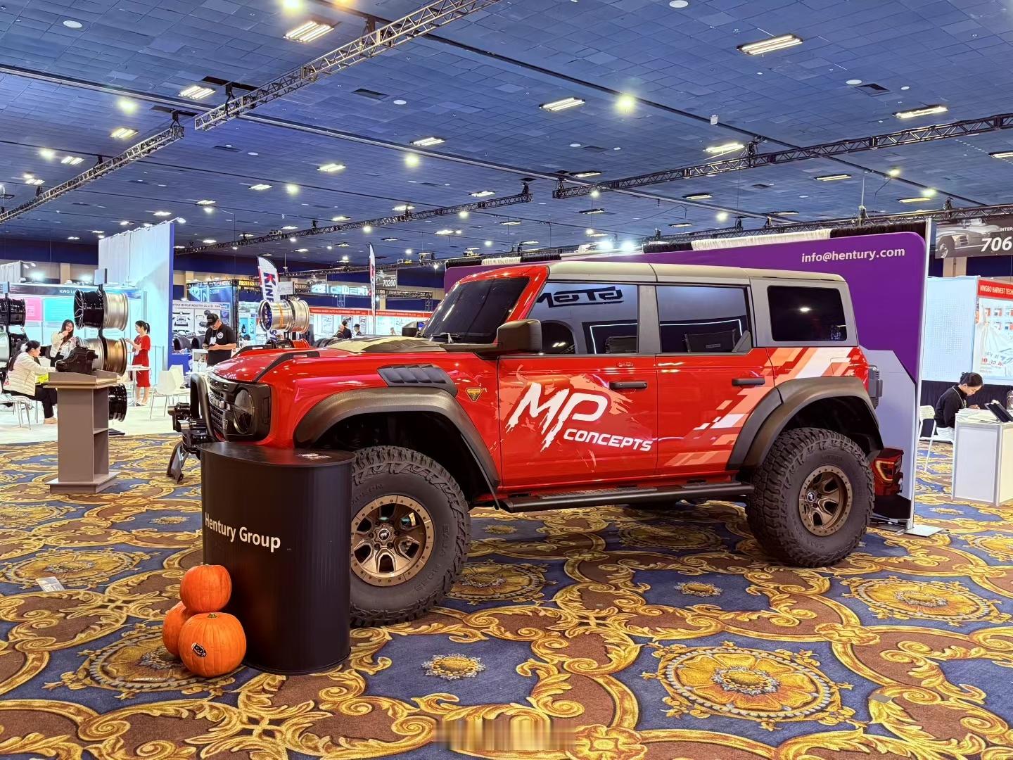 山再高，向上攀总能登顶；夜再长，坚持走总会天明。专注脚下的路，美好自会与你不期而