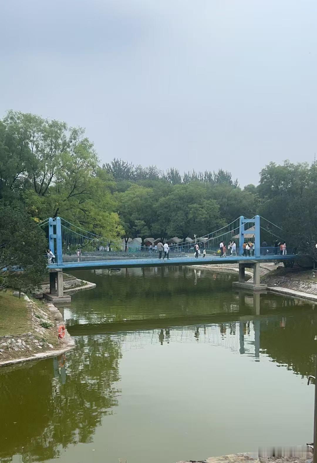 昨天的中秋节是和我弟我妹一家一起过的。

世界公园全程逛下来差不多三个小时，中饭