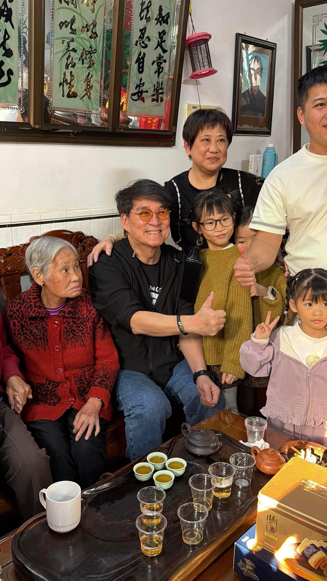 【#周华健携妻儿回老家汕头祭祖#】为筹备12月6日在汕头举行的演唱会，近日，周华