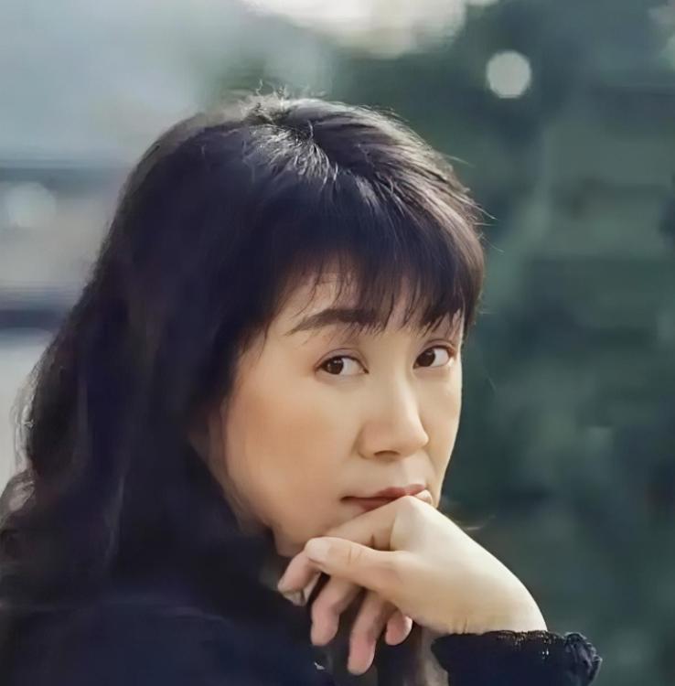 余秀华说：我试过所有男人，没找到幸福，却活成了最通透的自己。

余秀华有一段特别