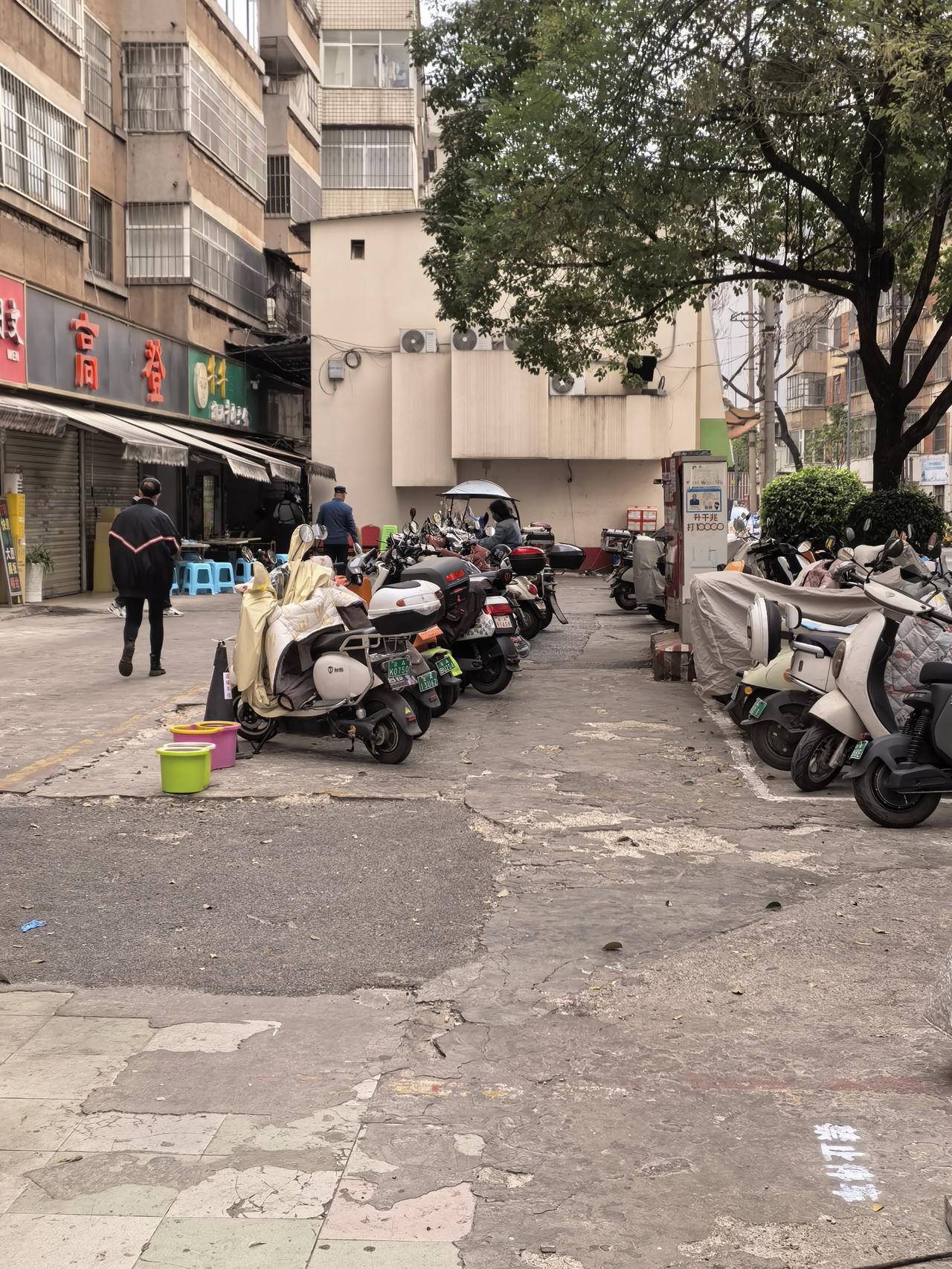 这幢二层小楼可真的会选地方，在沿河路上，可以吗这个地方没有河啊！尤如月海边沟没有