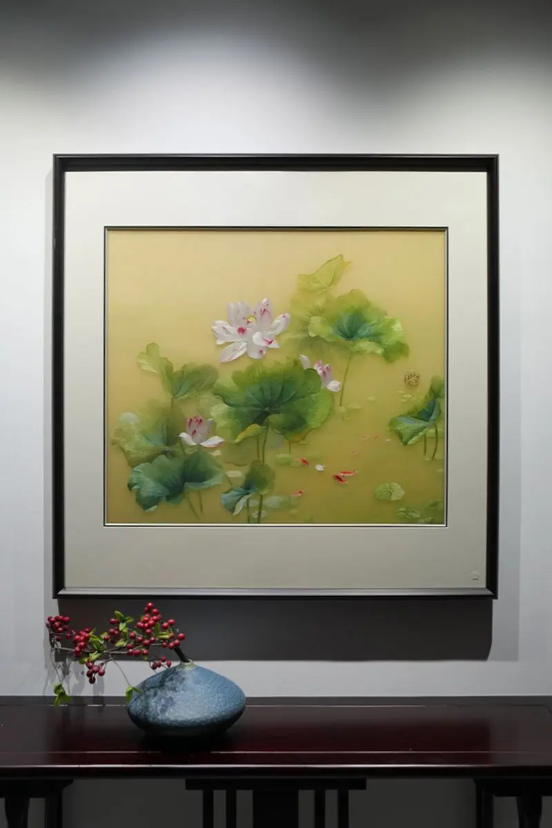 柔丝织黄底荷池游鱼，家和富足年年有余 暖塘铺翠盖，素莲静静开，红鳞逐水...