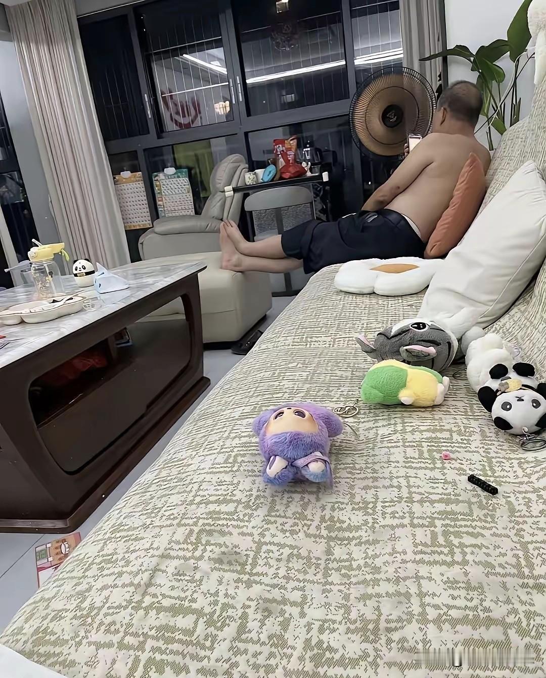 今天看到一位女博主吐槽自己的公公夏天在家经常不穿上衣，她觉得这对她是很大的不尊重