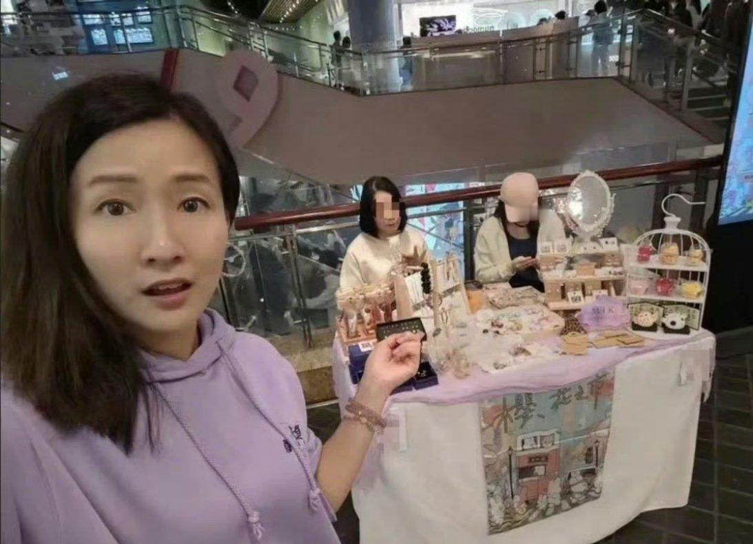 TVB女演员梁珈咏商场摆摊我们中国香港的演员他们都特别专业敬业，是金子都会发光！