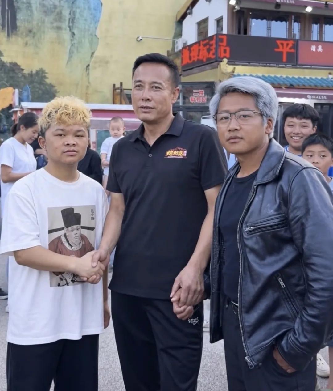 这年头，只要你的长相能够与哪位大佬高度相似，那么你就一定会走红。
看看这几位，都