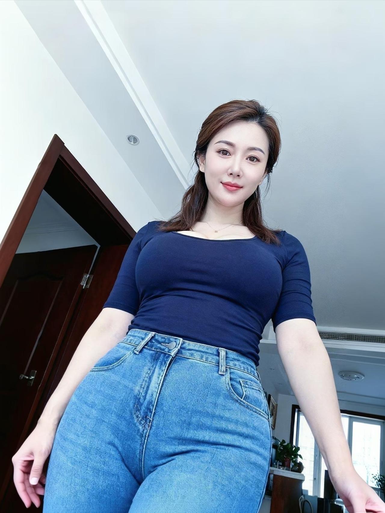 这位女士穿着紧身牛仔裤和蓝色上衣。