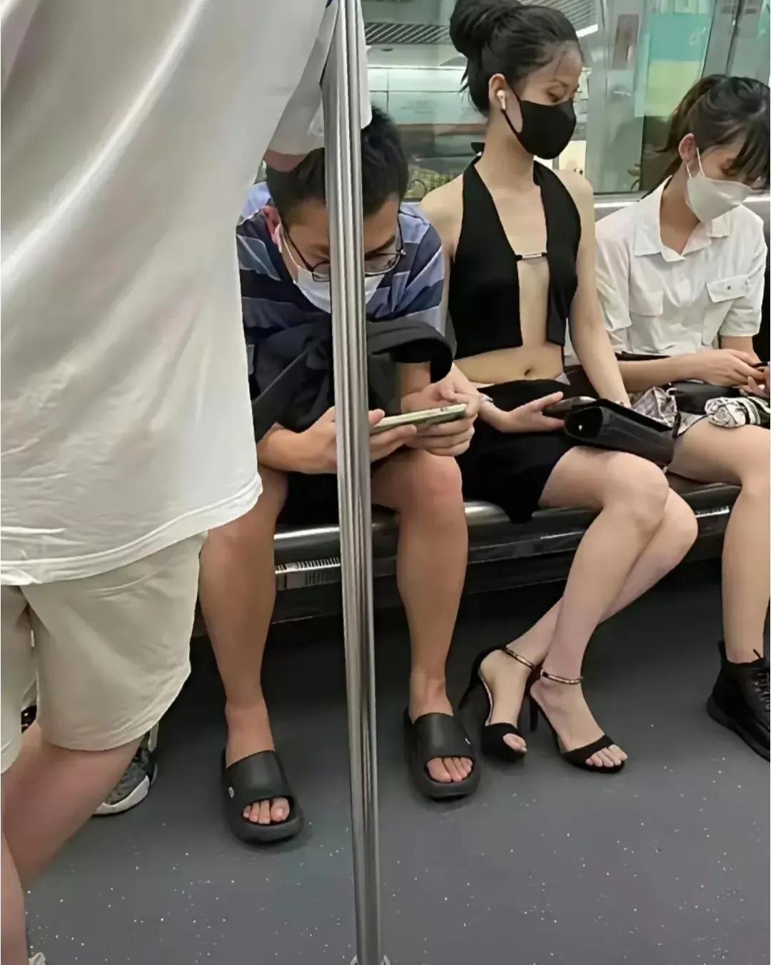 就是戴着口罩，一眼也能看出是位女神，你说呢？