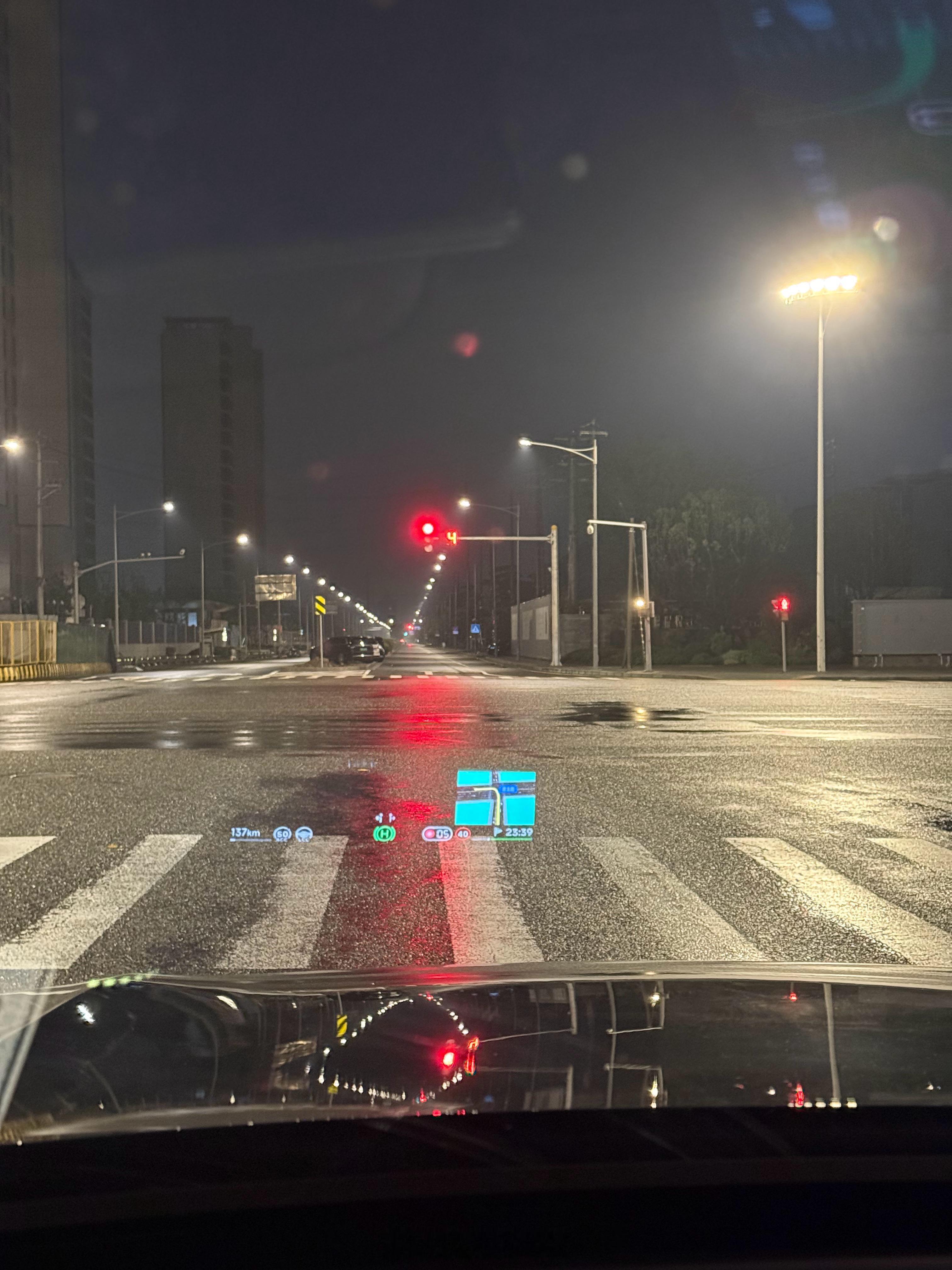 此刻，刚到小区楼下。为了明早能多睡会，我80度大电池的车明天选择去加油。累是真的