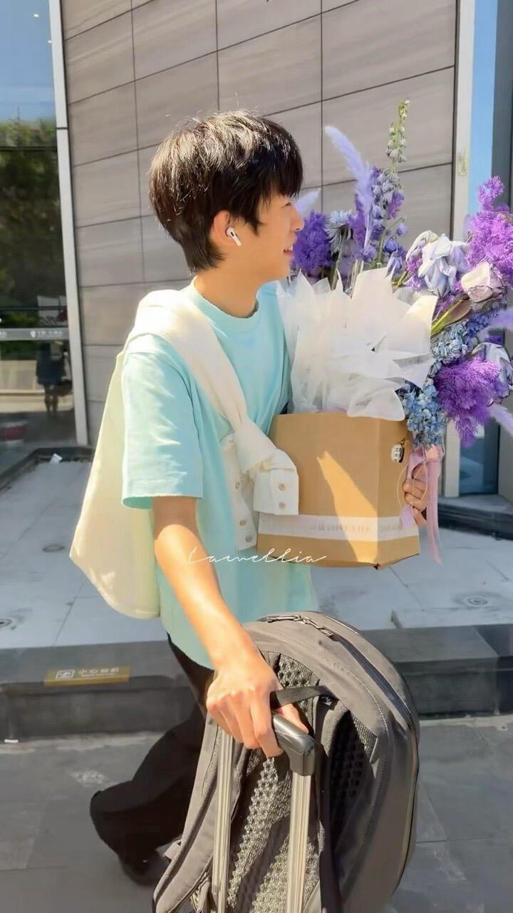 神父花的动车票买了么就这么披着袈裟呲个大牙出来了谁在说be试试看呢，我们神父爱的
