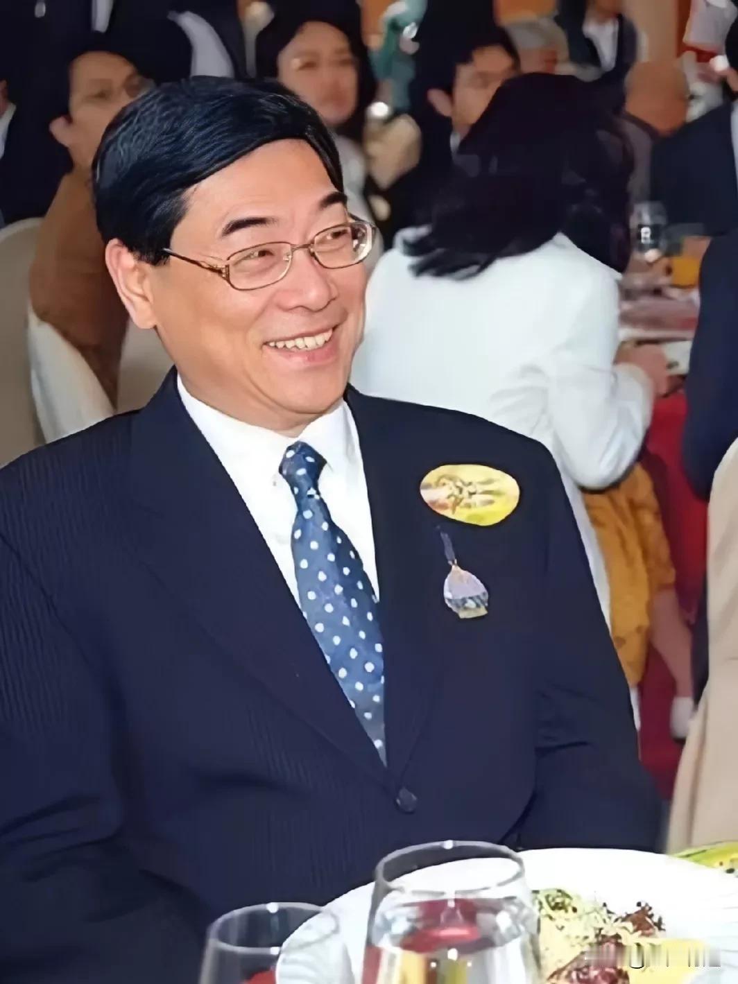 这个男人，就是这个男人，不知道用的什么超能力，把神仙姐姐李若彤迷得找五迷三道的，