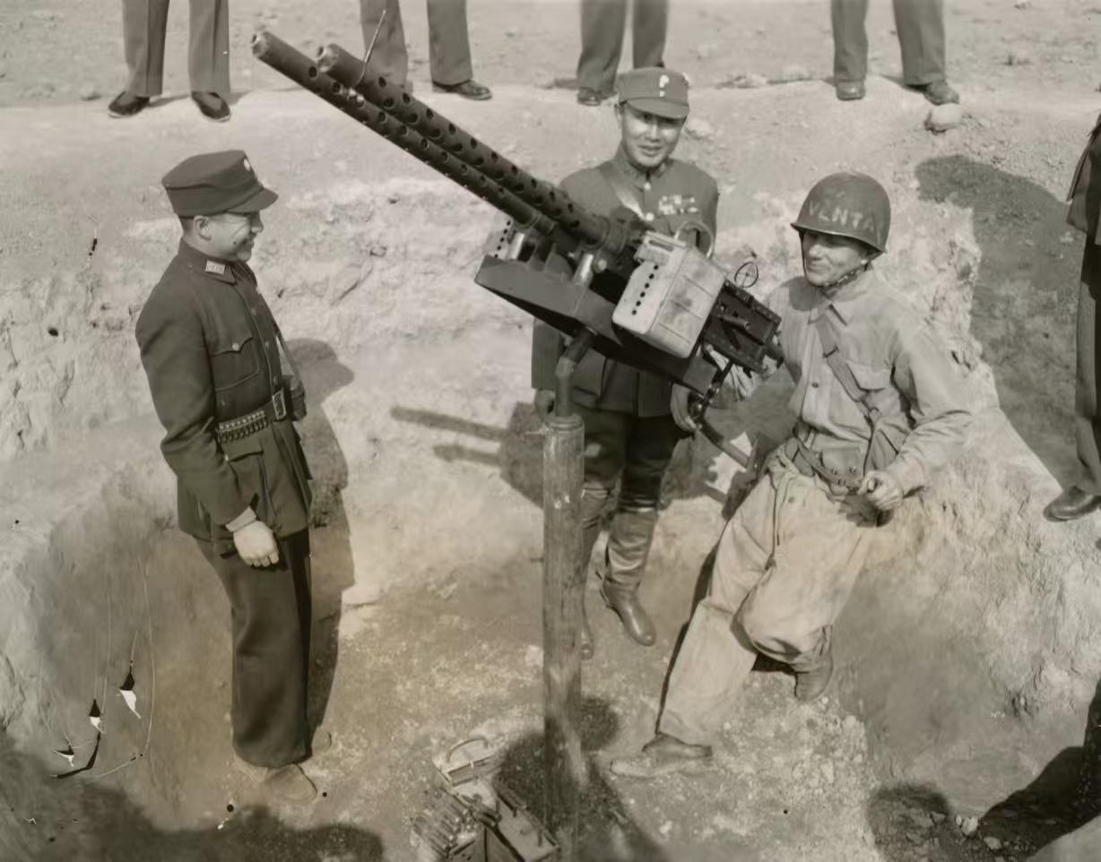 1945年3月，抗战末期，何应钦在美军高射炮基地检视双联装50毫米口径机枪！
