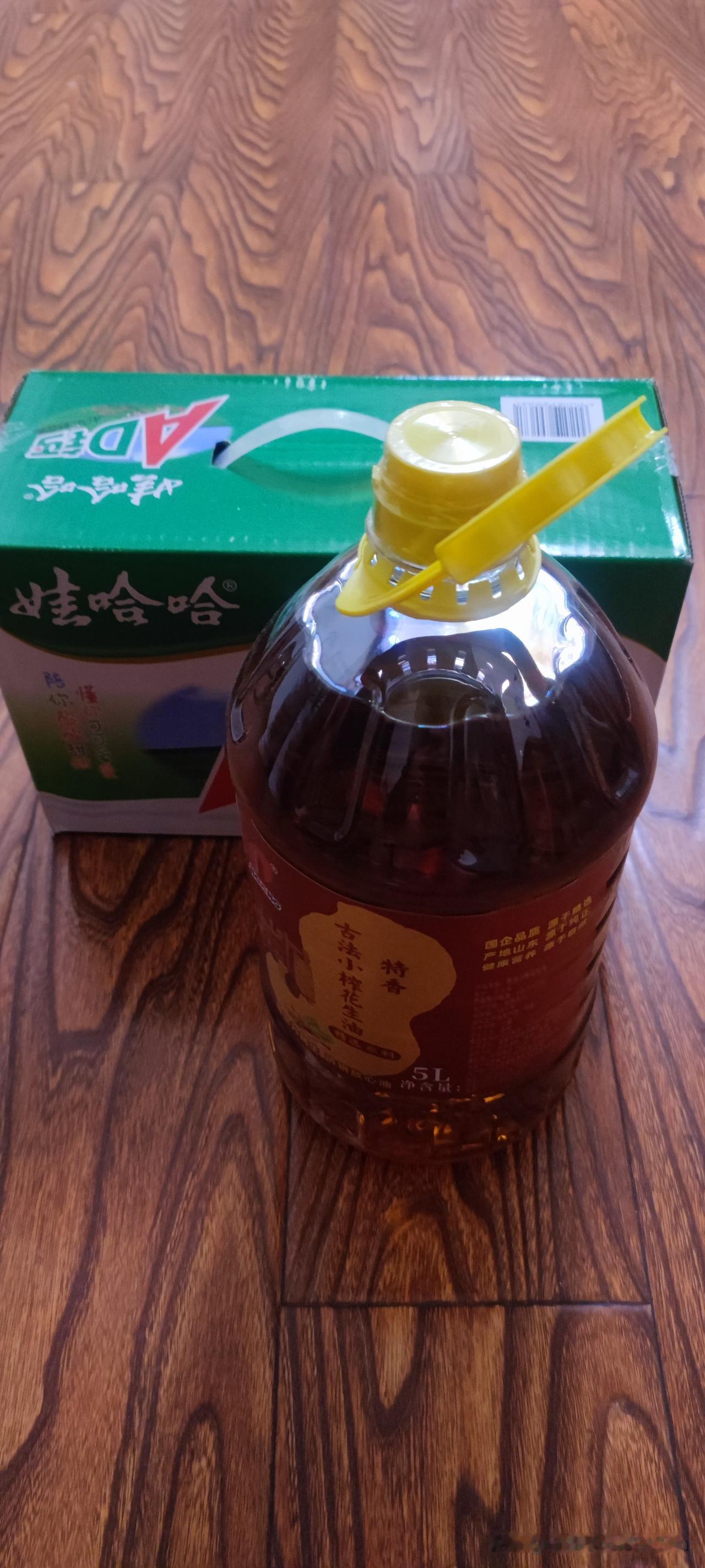 房顶“赚”的油和奶
 
前两天收拾卫生间，抬头一看差点懵了——门旁边的房顶居然密