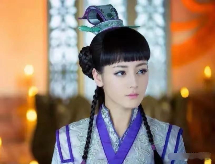 迪丽热巴第一次出现在《古剑奇谭》里的时候，还以为她是科技脸[傻眼]因为太标准了，