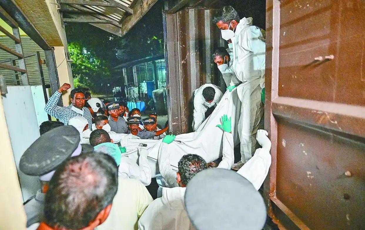 太狠了！直接下死手！刚访问完印度的伊朗军舰，在印度洋公海被美军核潜艇击沉。80多