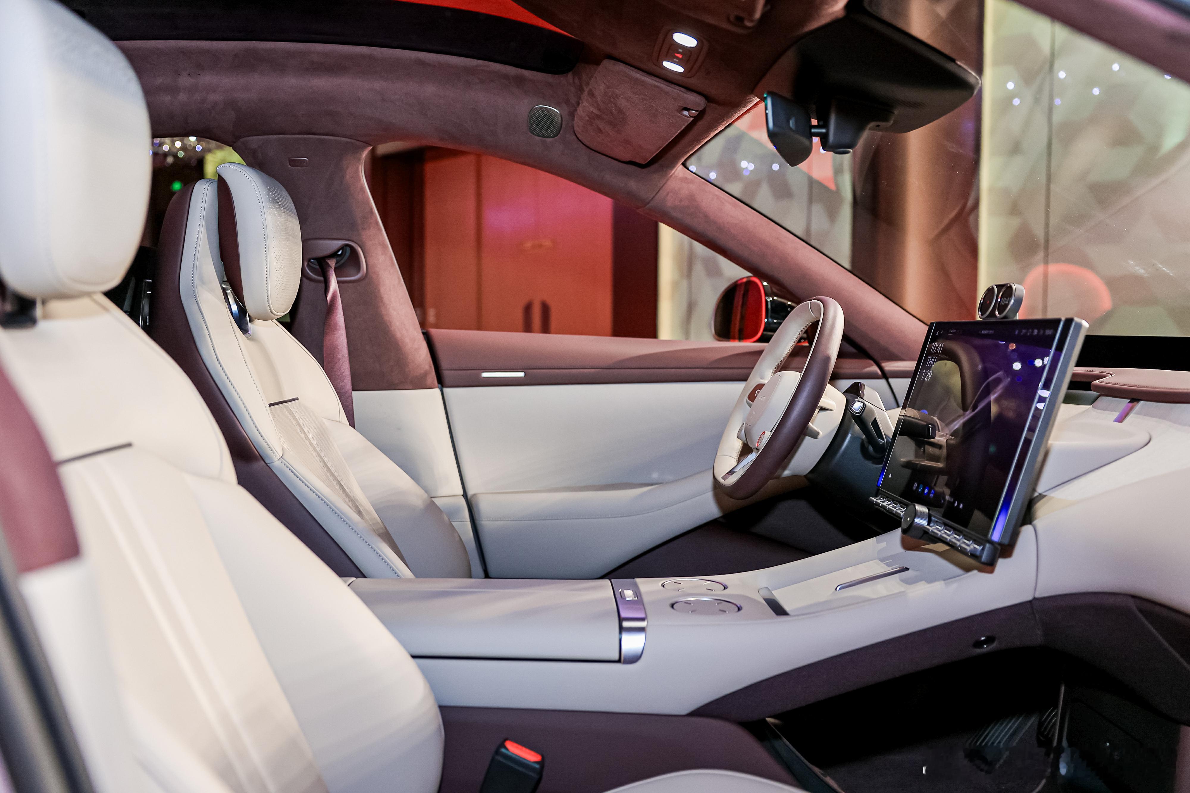 企业家之夜小米YU7实力圈粉企业家们的出场能有多酷炫今晚在企业家之夜外场，还真捕