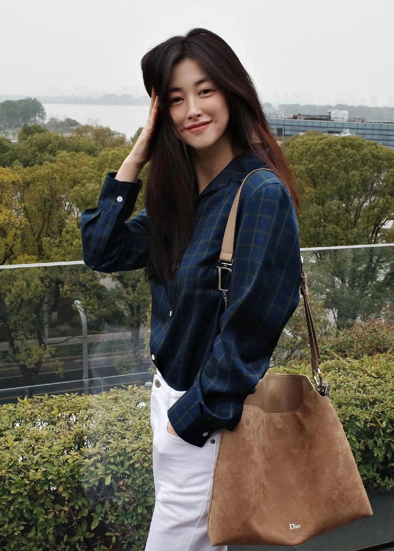 被朱珠这身日常穿搭狠狠种草了！
格纹衬衫+小白裤，休闲又时髦，不挑身材，日常出门