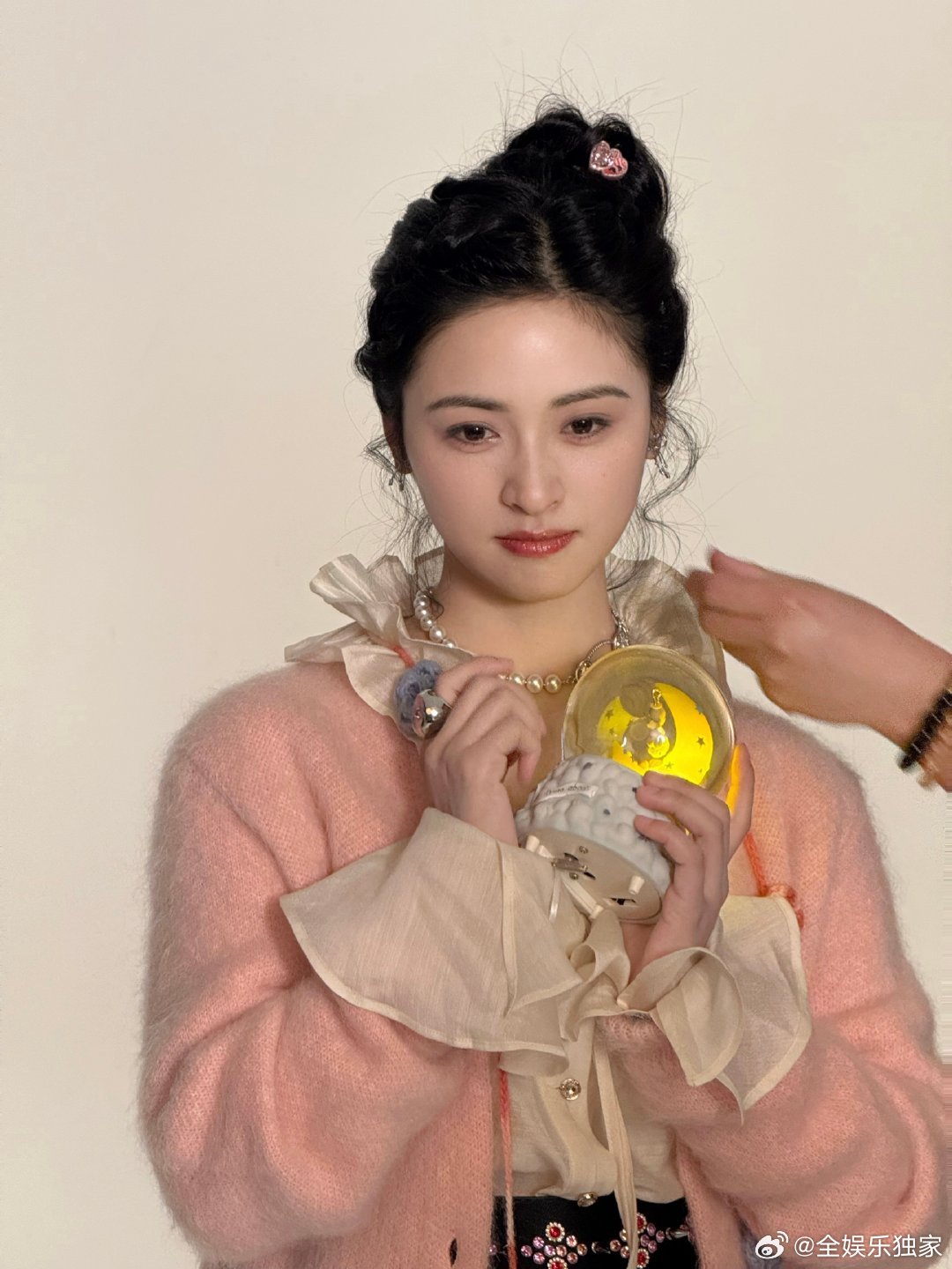 沈月官宣微博文化交流之夜 文化交流+沈月=双倍期待！她身上的清新感和亲和力超适合