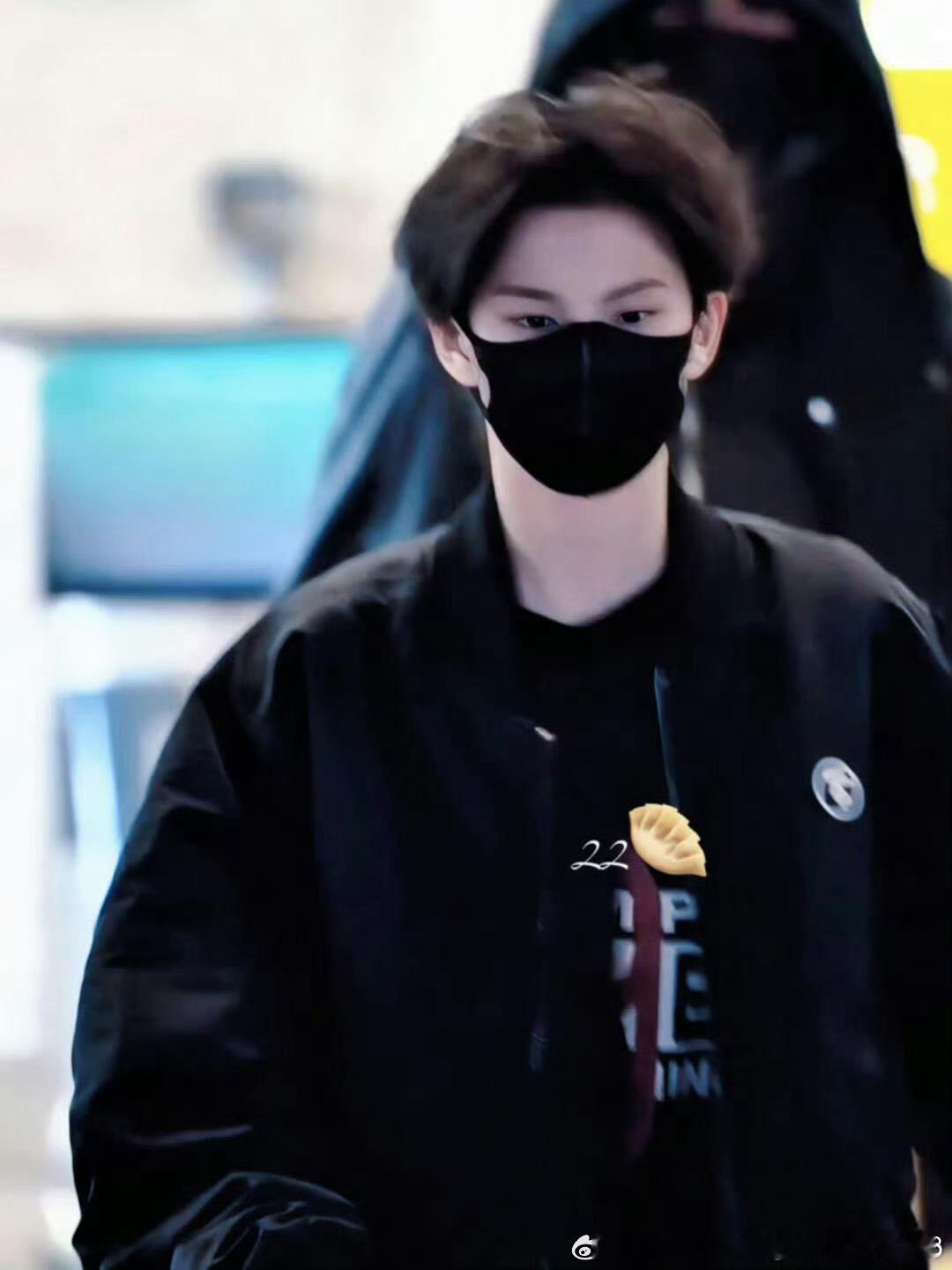 世界以痛吻罕 罕报之以小v脸直角肩大长腿皮贴骨…才十四岁以后又要帅死谁