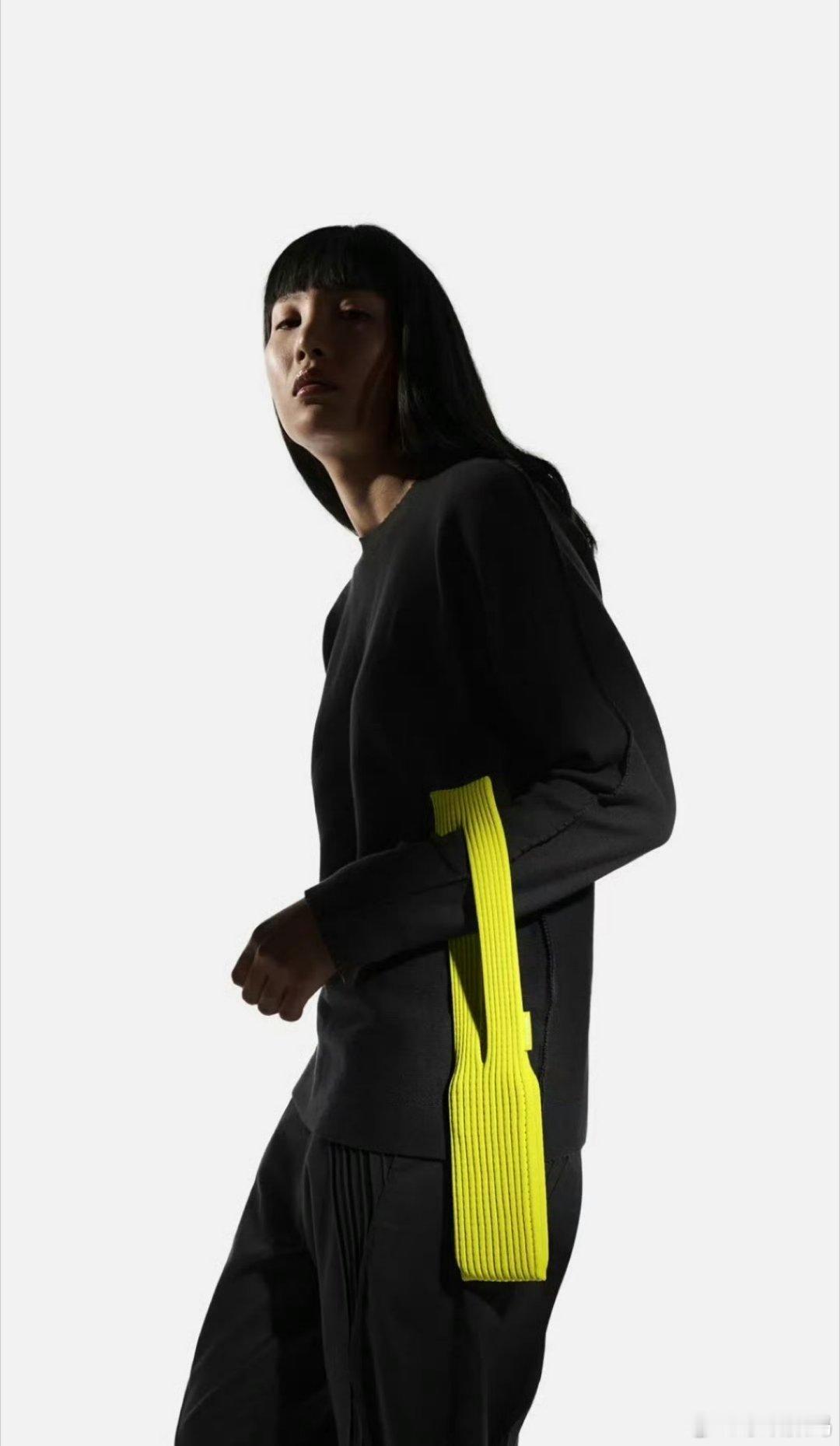 要不怎么说还是果粉有钱呢，这么一块“布”，卖你1299元。