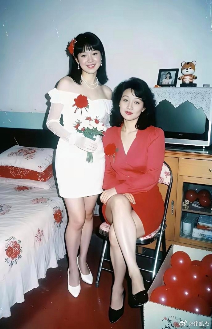 90年代新娘和丈母娘，这颜值在当初也算得上惊艳吧！ 