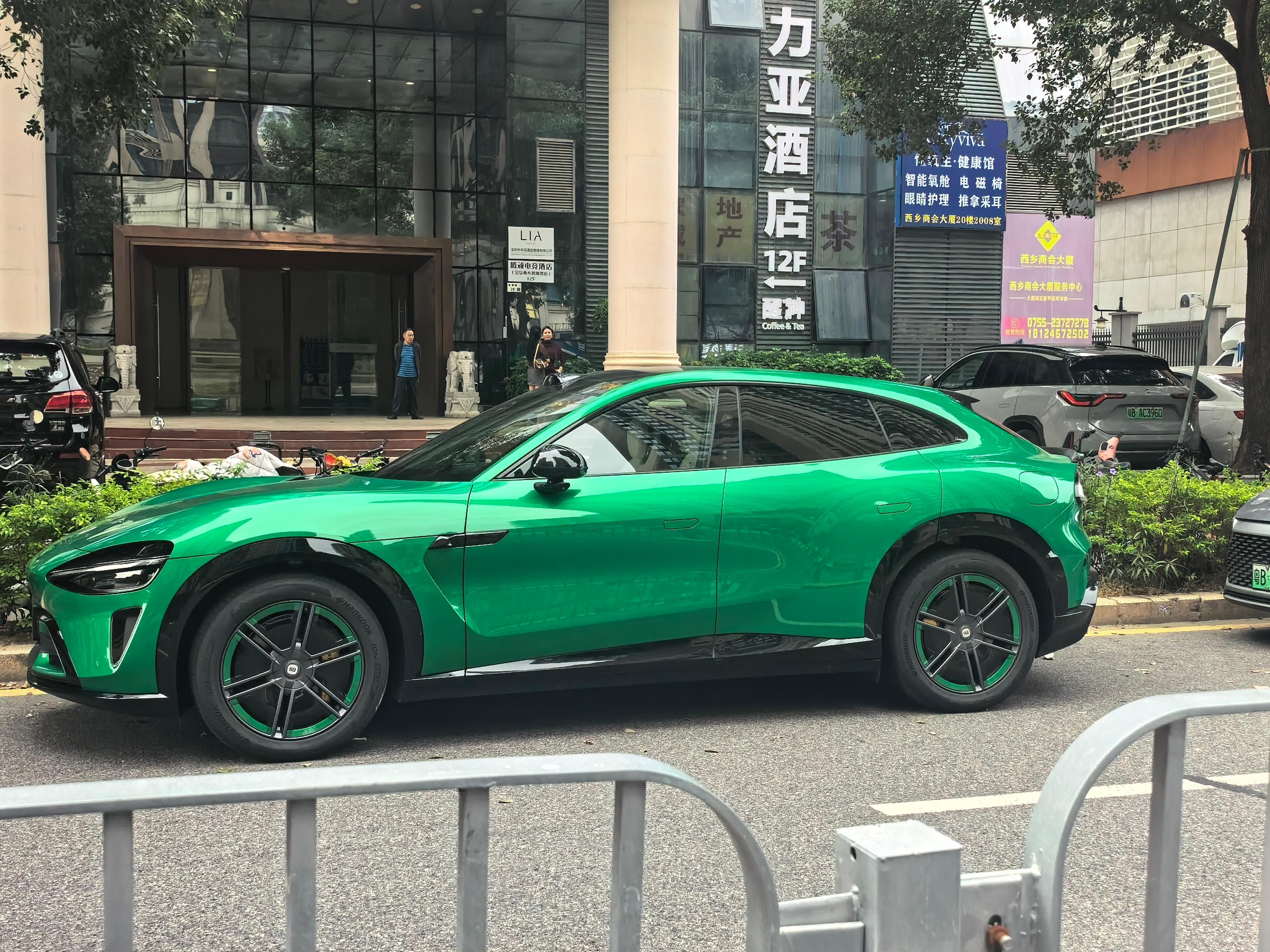 这条街最吸睛的小米 YU7。 ​​​