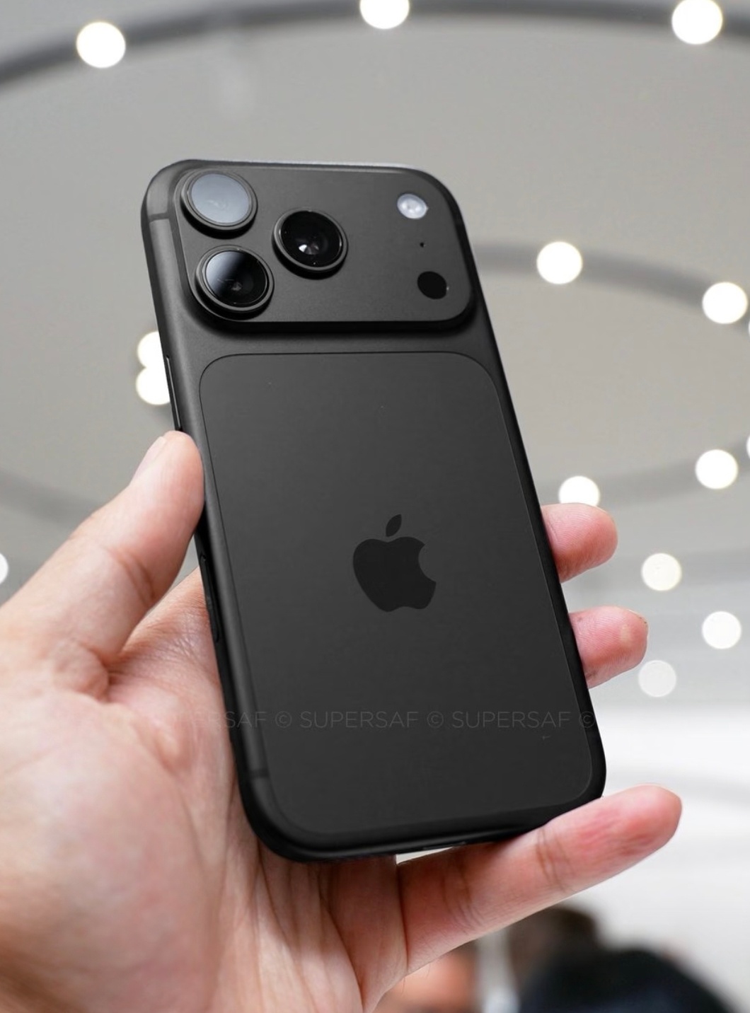 黑色版iPhone17Pro看了很多网图，黑色iPhone 17 Pro确实更有