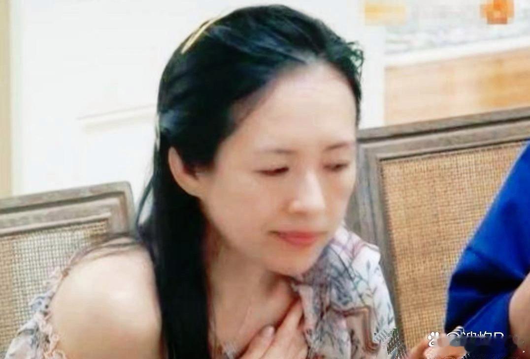 章子怡看起来不太开心，好像心里有很多事，还有点忧伤 