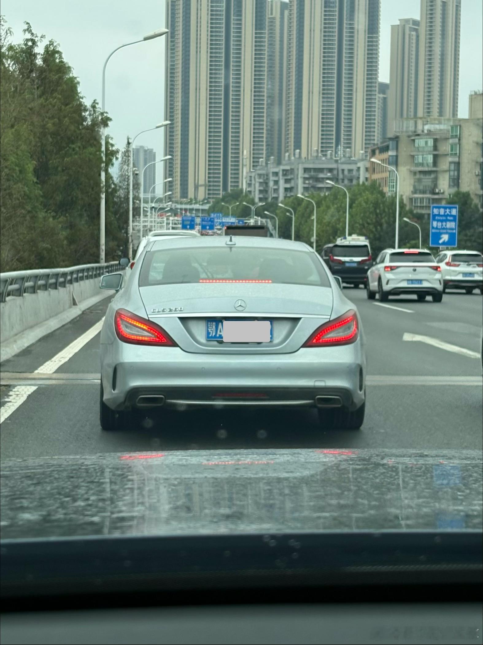汽车尾灯设计里最成功案例之一恶魔之眼——奔驰CLS  ​​​