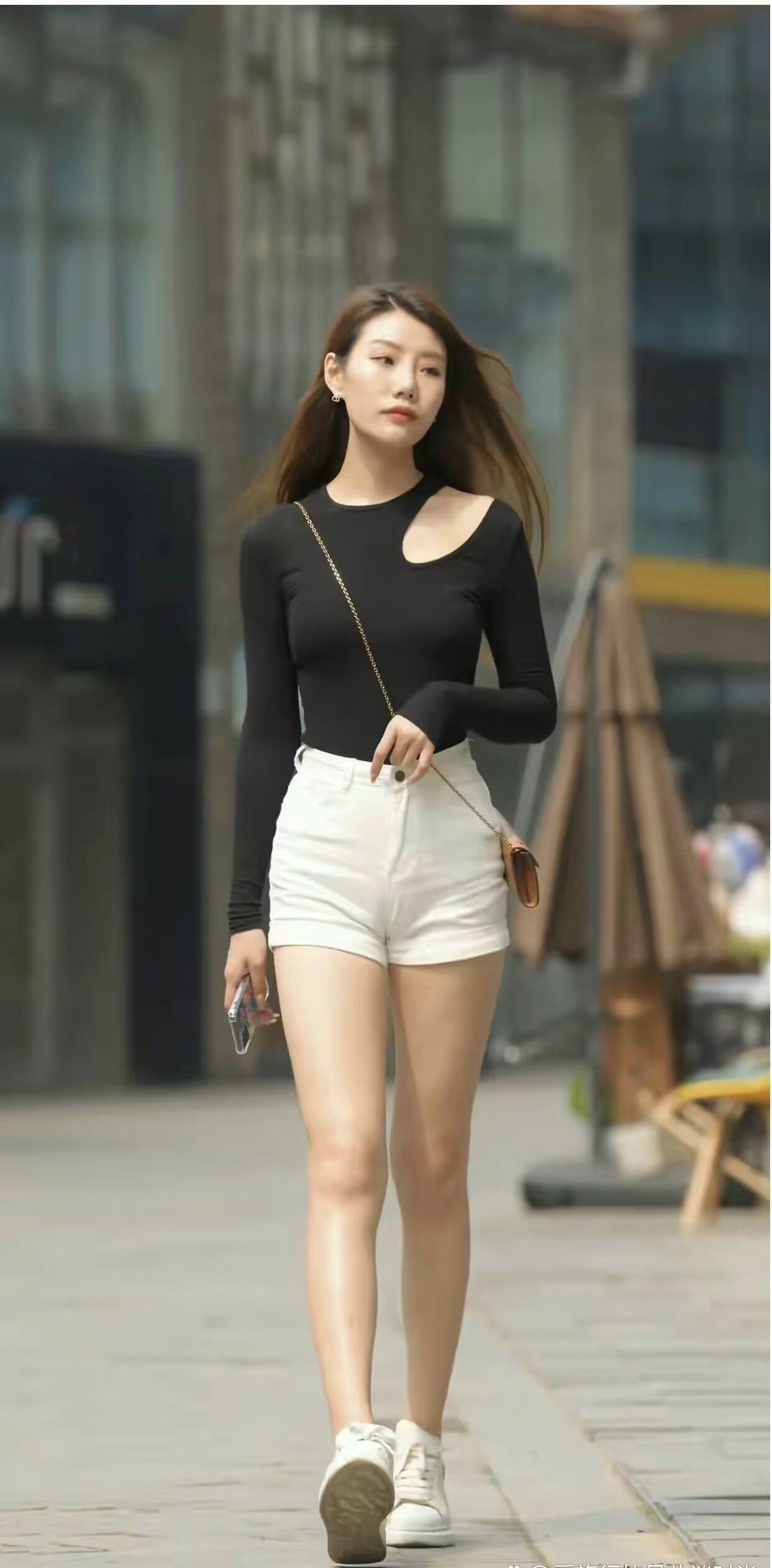 读书与处人一样，讲究一个“缘”字。喜欢的书百读不厌，讨厌的人一见就烦。读书，一定