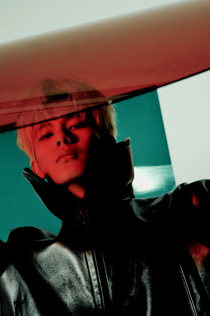 胡先煦这么瘦了 胡先煦新发色果然惊喜 胡先煦新发色曝光，白金色系直接让他从邻家男