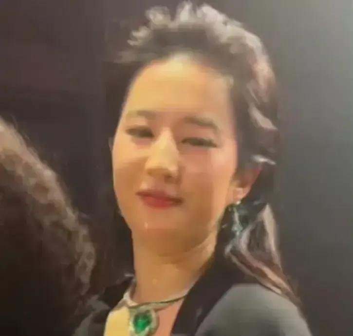 #中奖2000万你还会上班吗#真正的刘亦菲，原来是这样的存在！[让我静静思考]