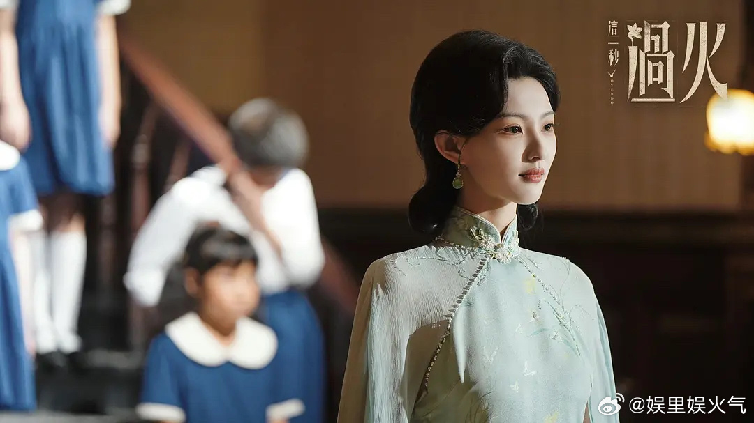 王籽苏凭什么出圈了00后青衣王籽苏演出海棠青双面反差⚔️人前从容优雅名伶模样，人