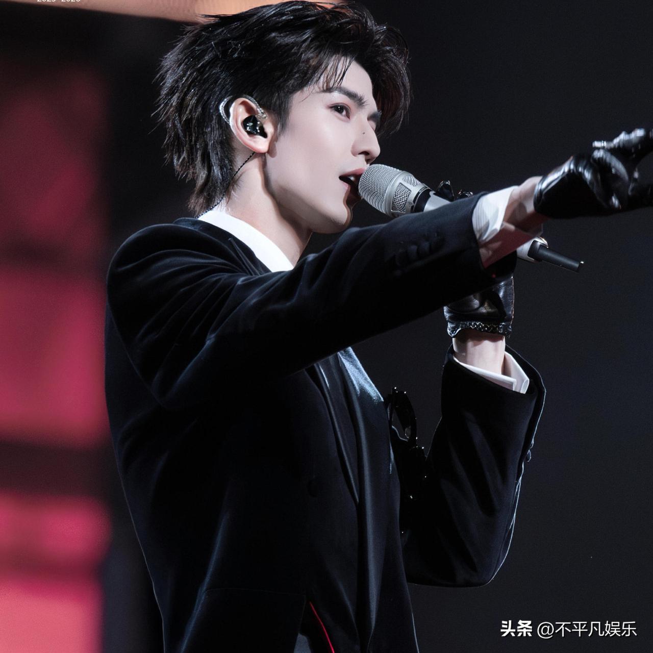 张凌赫壁纸，是粉丝心中不可多得的视觉盛宴。他凭借《我和我的时光少年》《苍兰诀》等