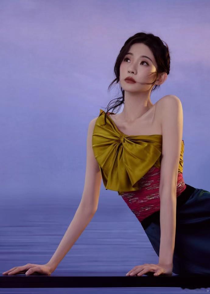 张艺凡ELLE风尚大典出图张艺凡好薄 张艺凡ELLE风尚大典出图，好薄一片啊，修