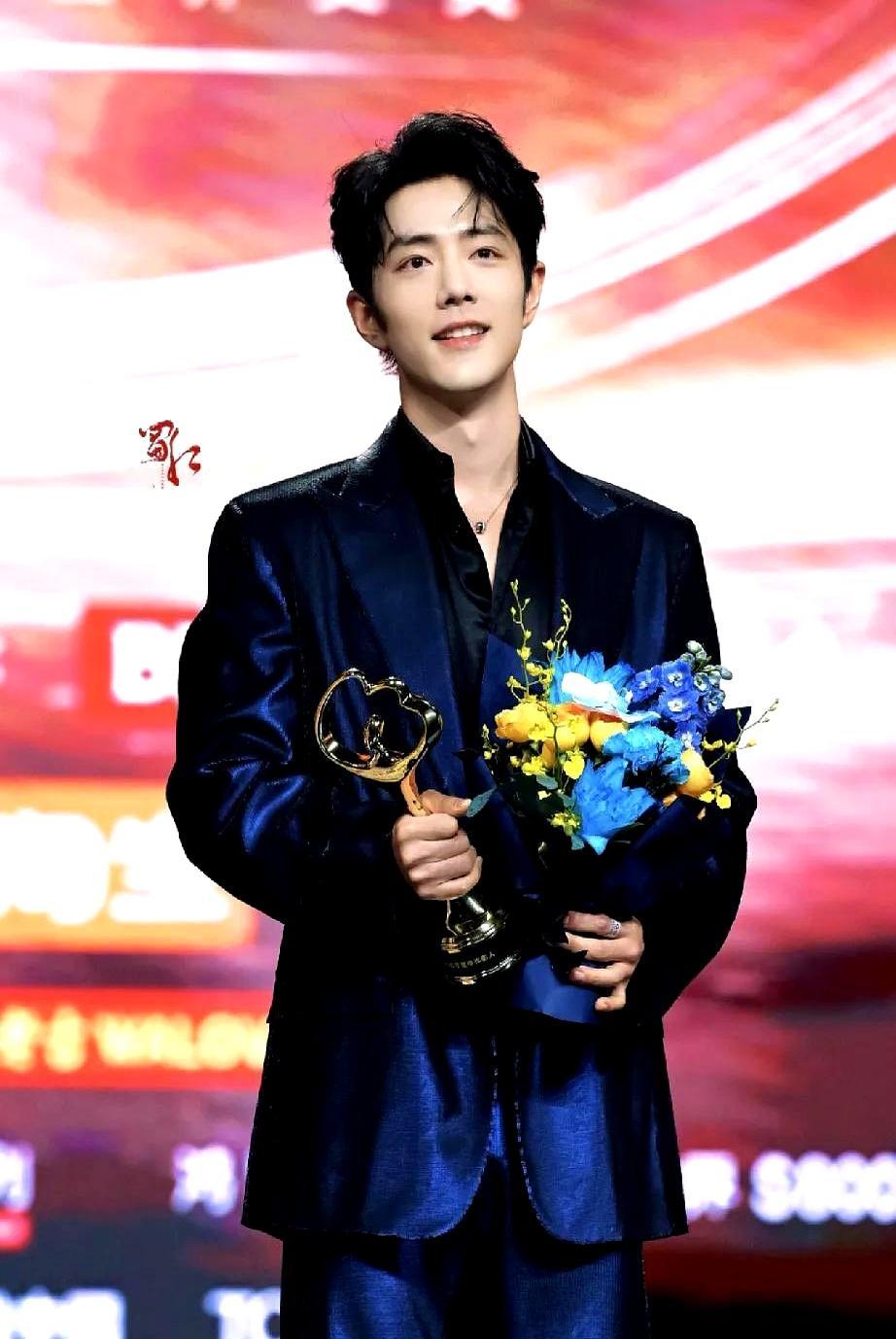 座位名牌被当众撕掉，他一句话没说，身后两排明星却跟着他站了起来。
 
主办方想让