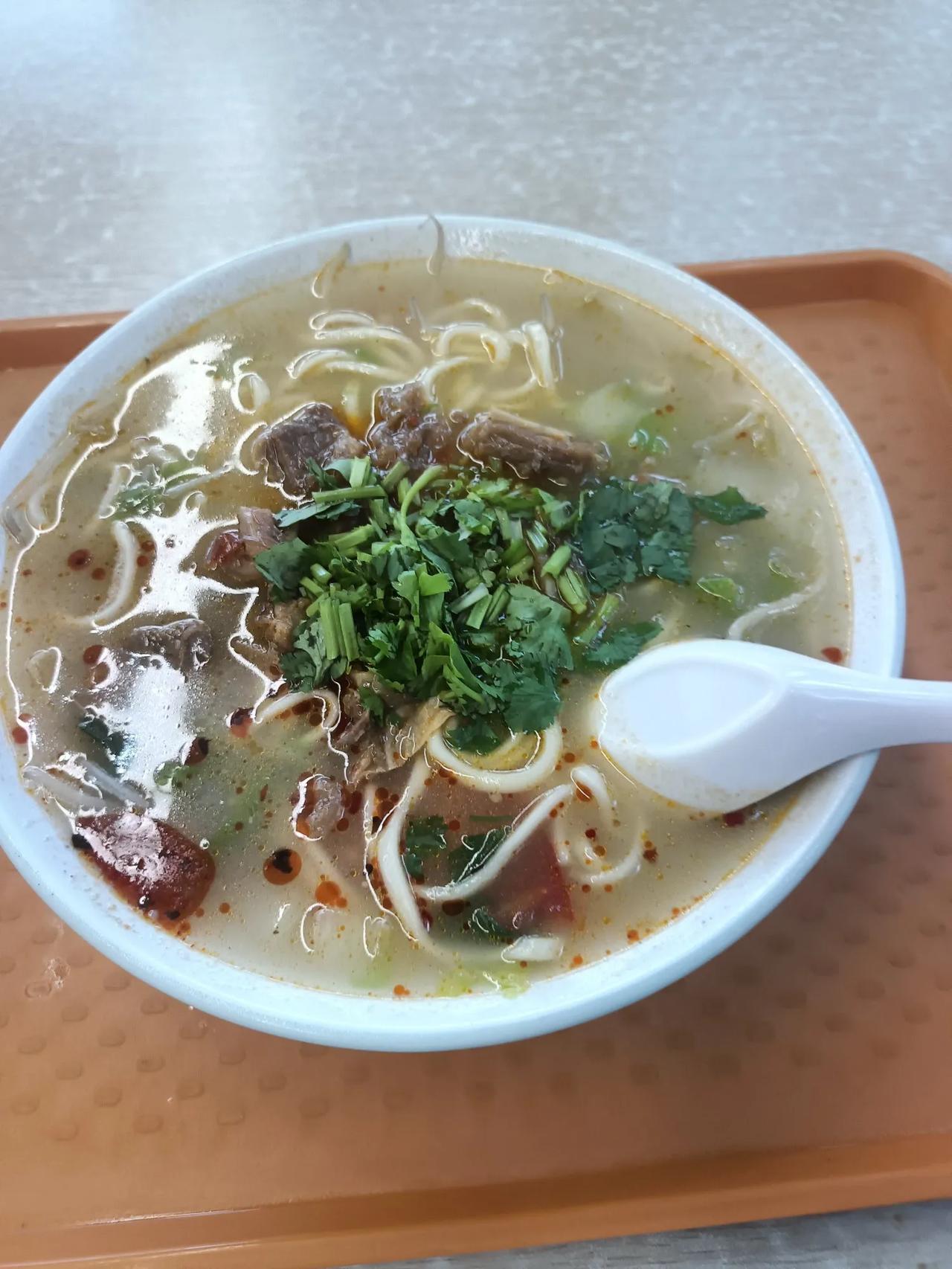 食堂午饭，26元的牛肉面。
感觉自己对物价真得很不敏感，不是说财富自由了的不敏感