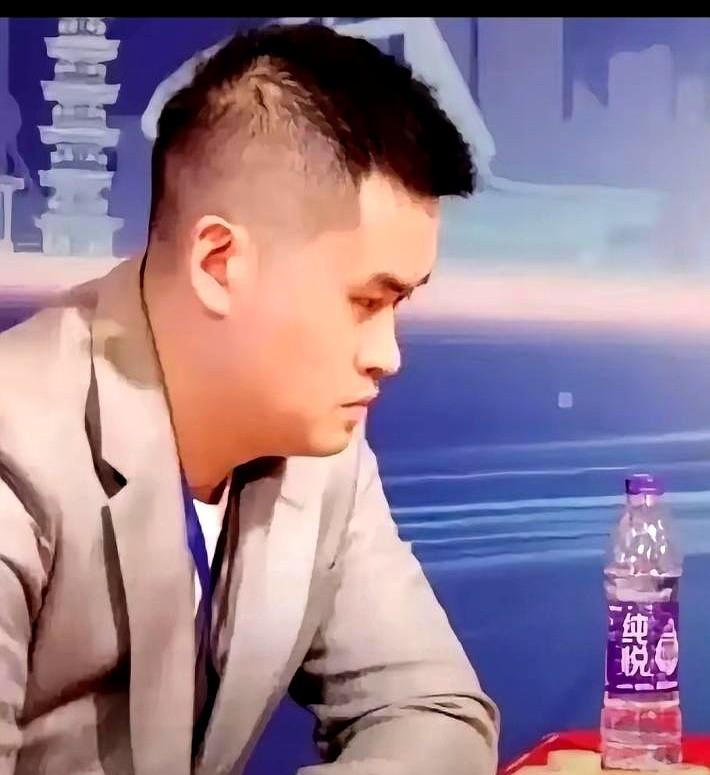 王天一12年出道，没有门阀世家的"护身符"。
他就像个愣头青，一头撞碎了棋坛的老